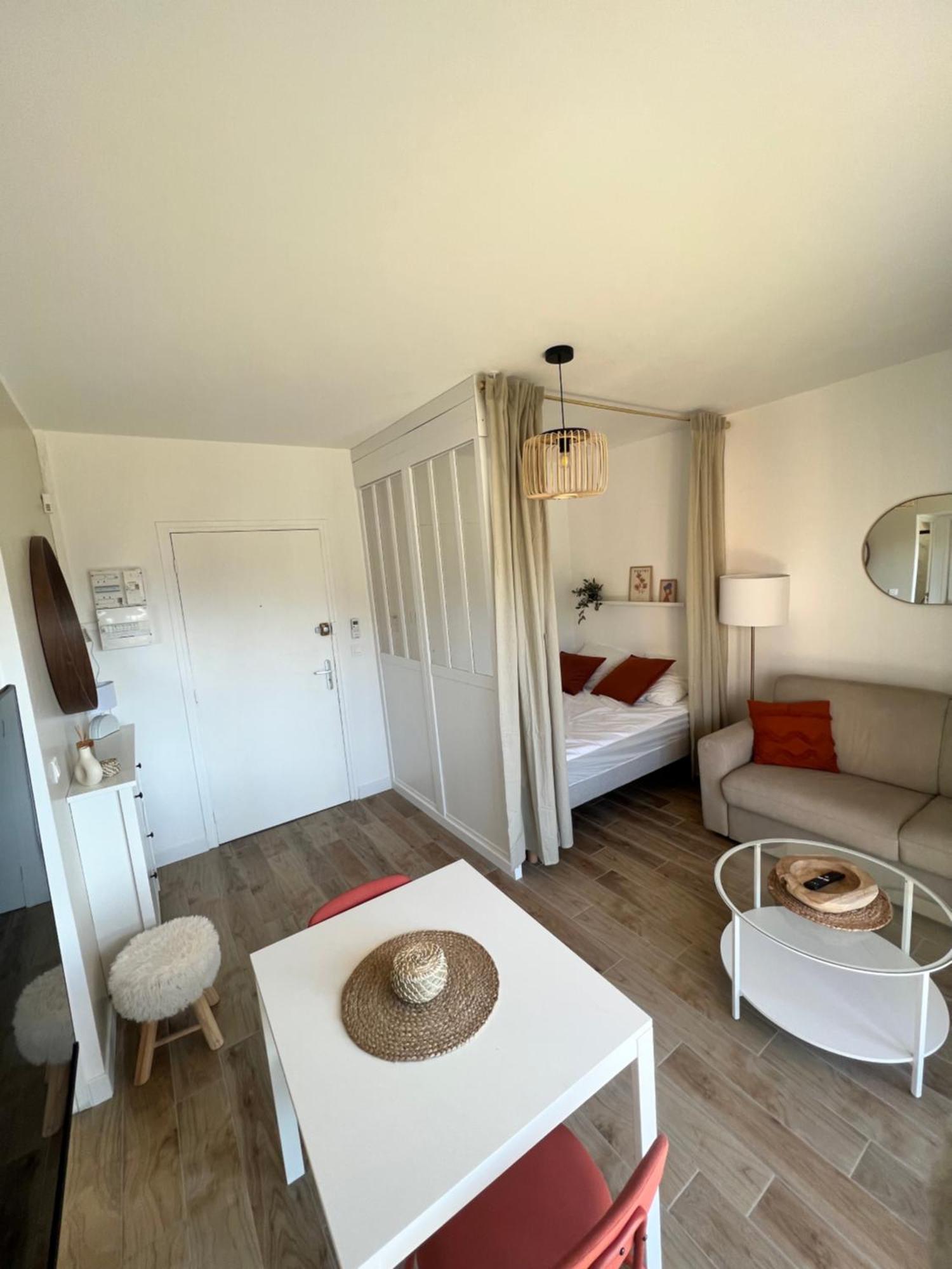 Ensoleille A Appartement *